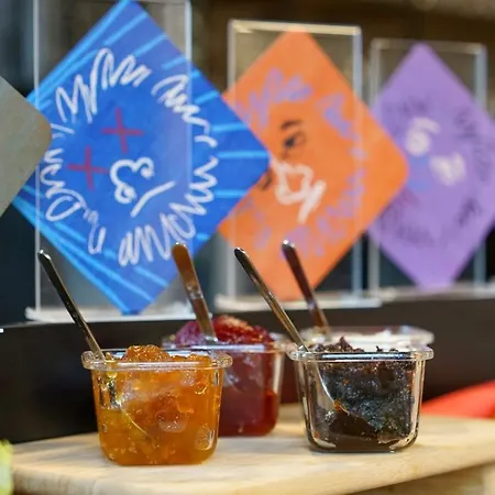 Хостел Chors Like A - 1st World Nft Block & Art Capsule Metachors Братислава