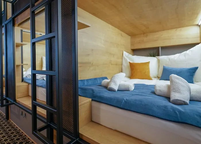 CHORS like a hotel - Capsule&NFT Boutique Hostel Bratislava - City Center *