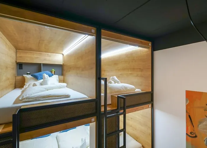 Chors Like A Hotel - Capsule & Nft Boutique Hostel Bratislava - City Center Μπρατισλάβα