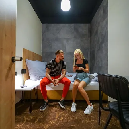 Hostel Chors Like A - 1st World Nft Block & Art Capsule Metachors Μπρατισλάβα